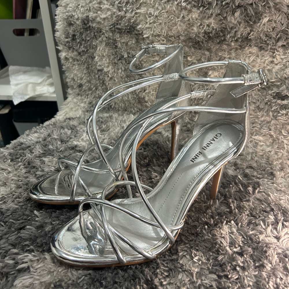 Giani Binni silver heels💕